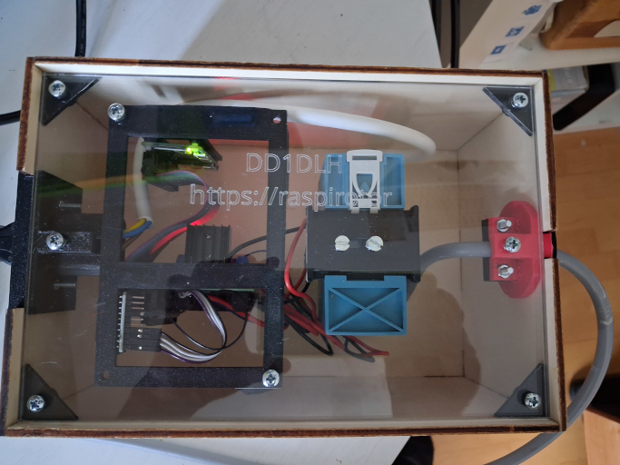 Ein transparenter Deckel ermöglicht den Blick auf die LED des Raspi